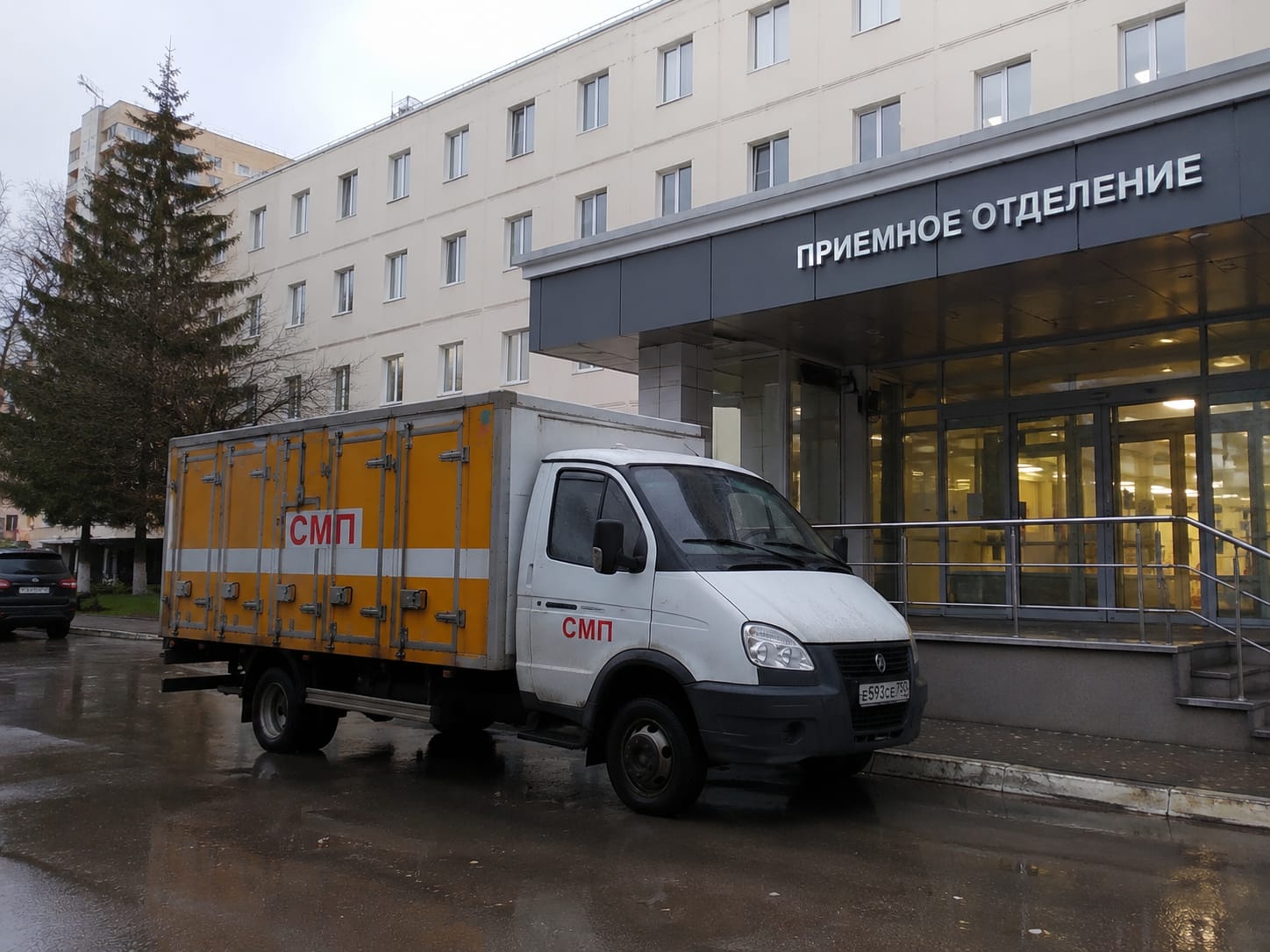 Спецтранспорт «СМП» у приёмного отделения больницы во время вывоза медотходов